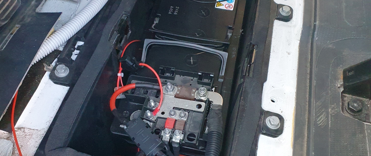 Bei modernen Autos: Starthilfe: Anschlusspunkte der Batterie beachten